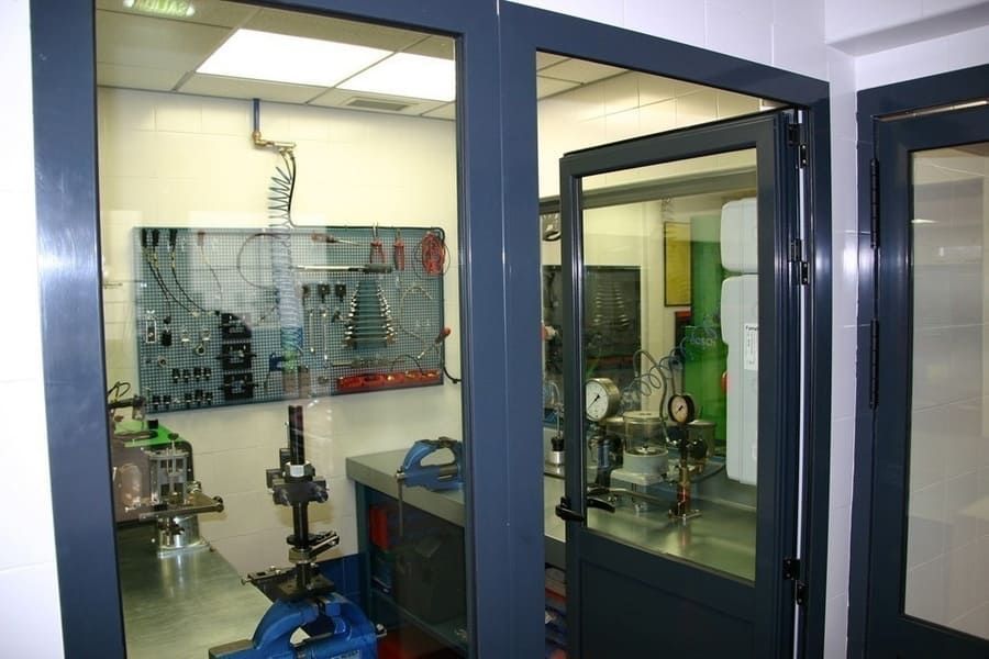 Una habitación con un microscopio colgado en la pared.