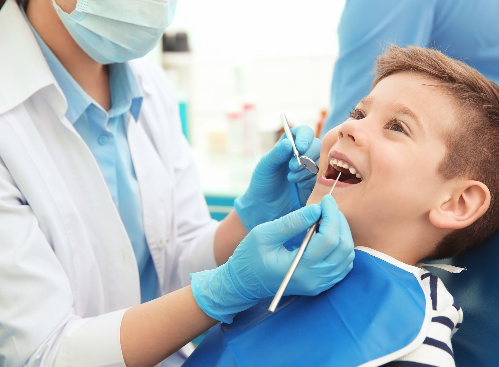 Contrôle des dents d'un enfant par un dentiste.