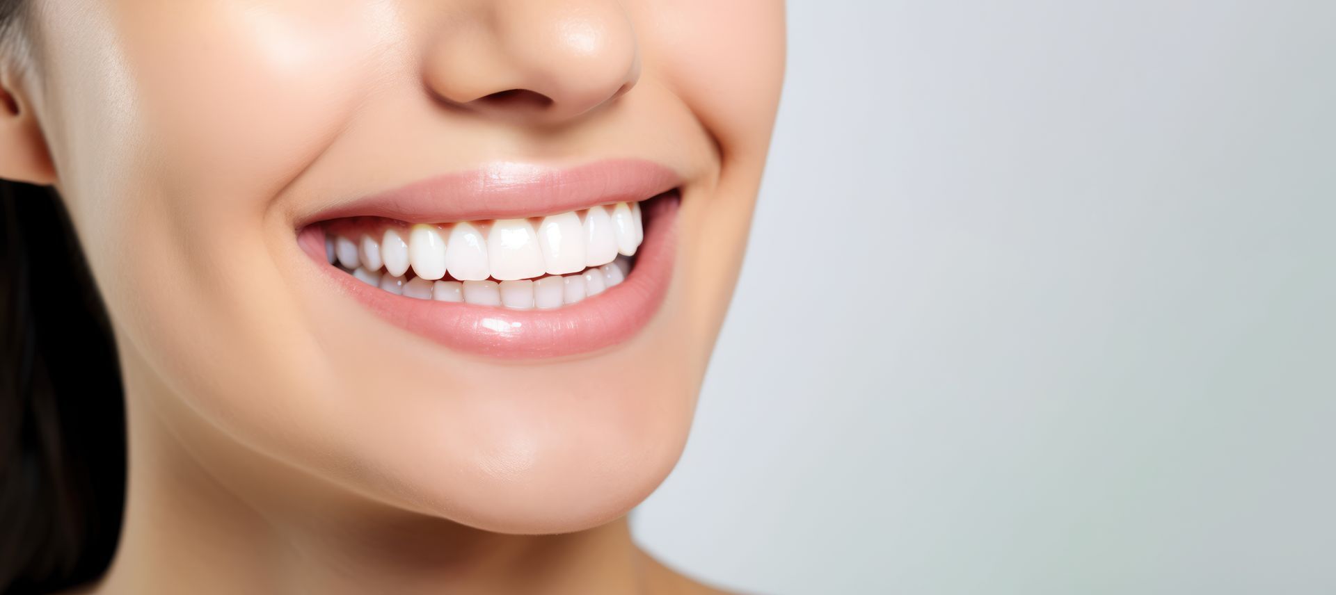 Femme qui sourit après un blanchiment dentaire.