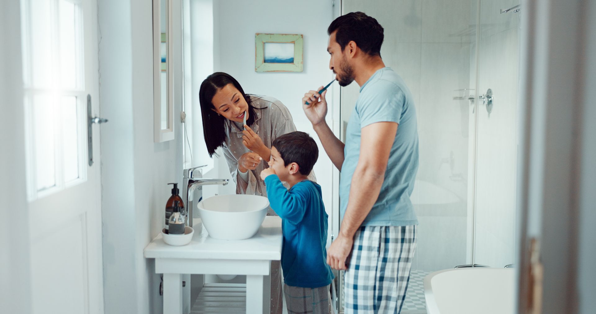 Famille qui se brosse les dents tous ensembles.