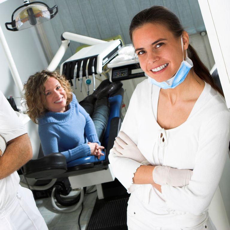 Médecin dentiste en consultation avec une cliente.