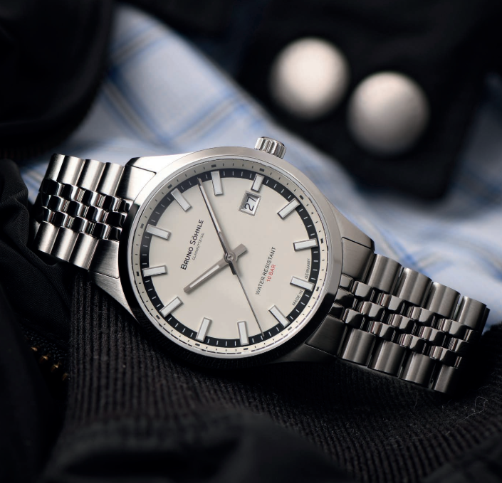 Eine silberne Uhr mit weißem Zifferblatt und silbernem Armband