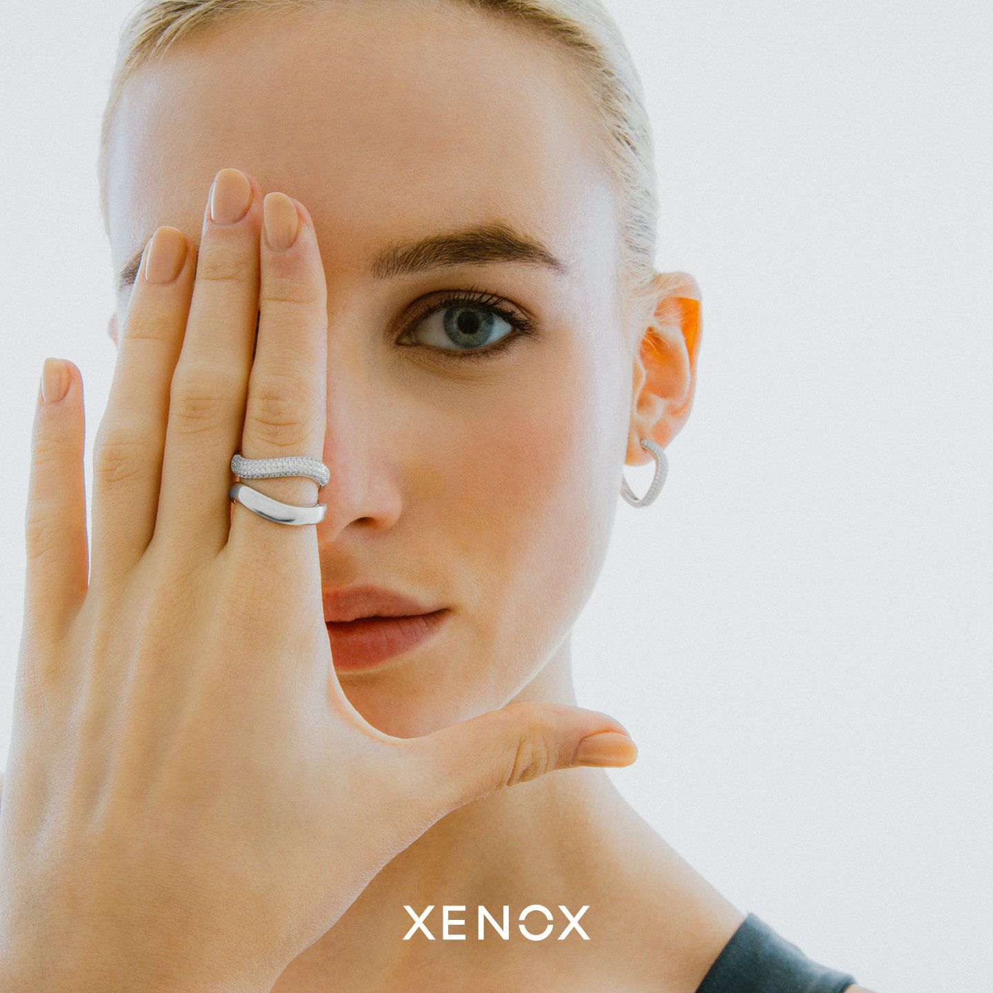 Eine Frau mit einem Ring am Finger, der ihr Gesicht verdeckt