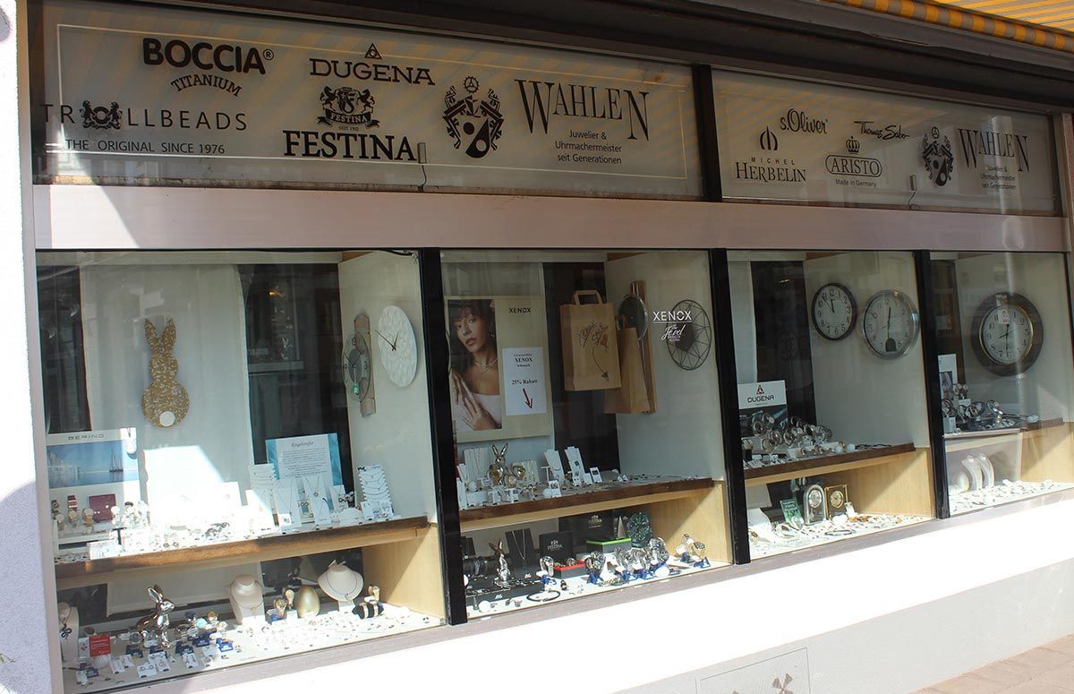 Ein Schaufenster mit vielen Uhren darin