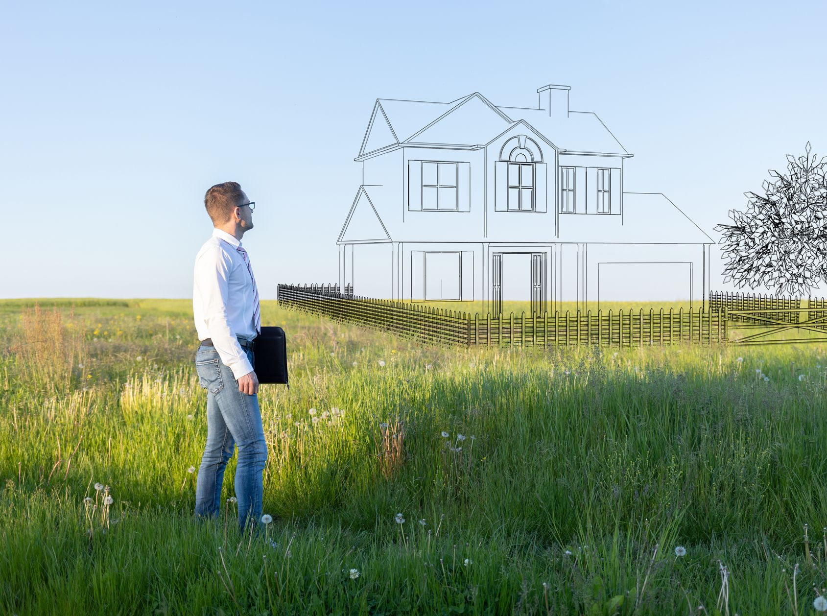 Un homme dans un champ, tenant des documents, regarde un croquis de maison.