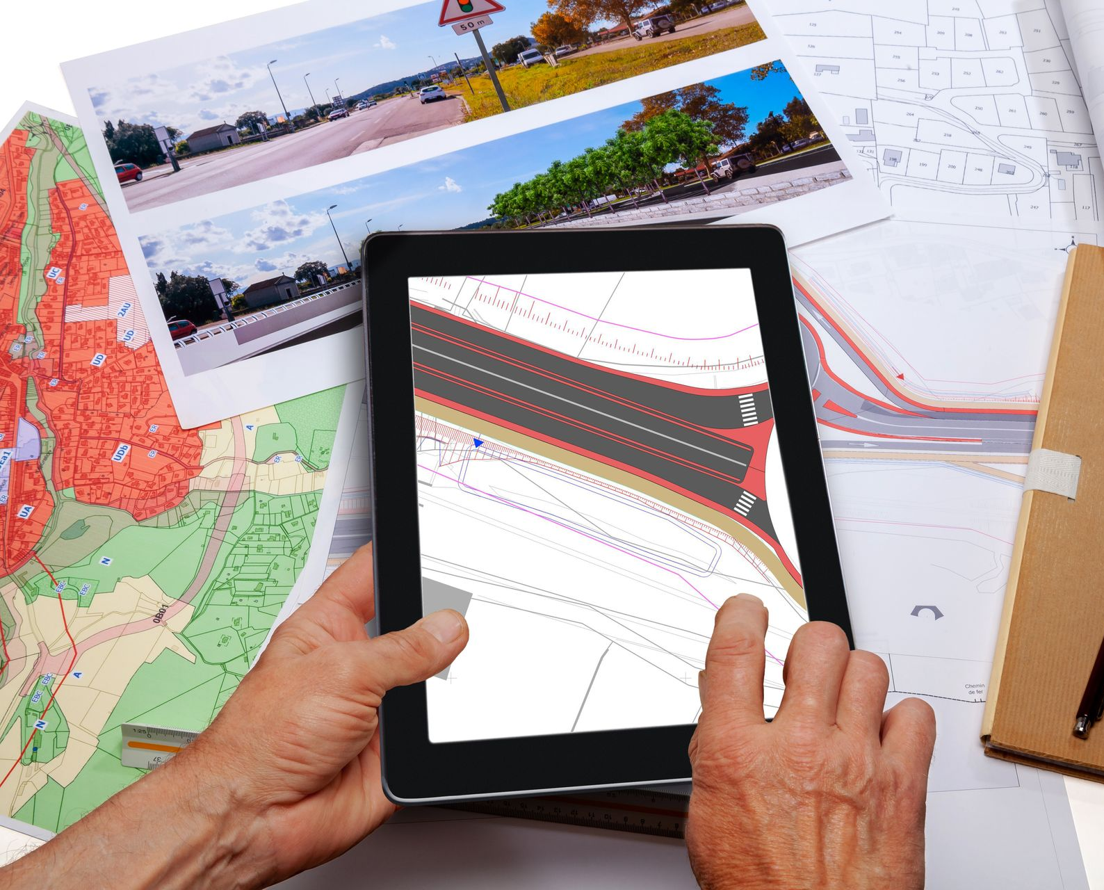 Plans techniques d'un rond-point, avec règle, cartes et photos du paysage.