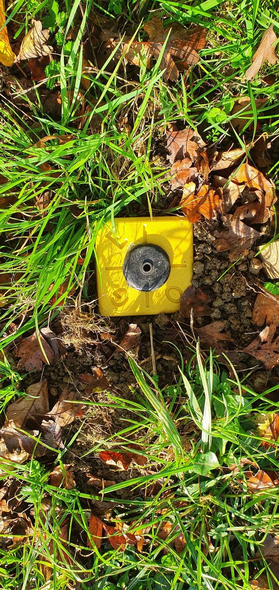 Une borne jaune.