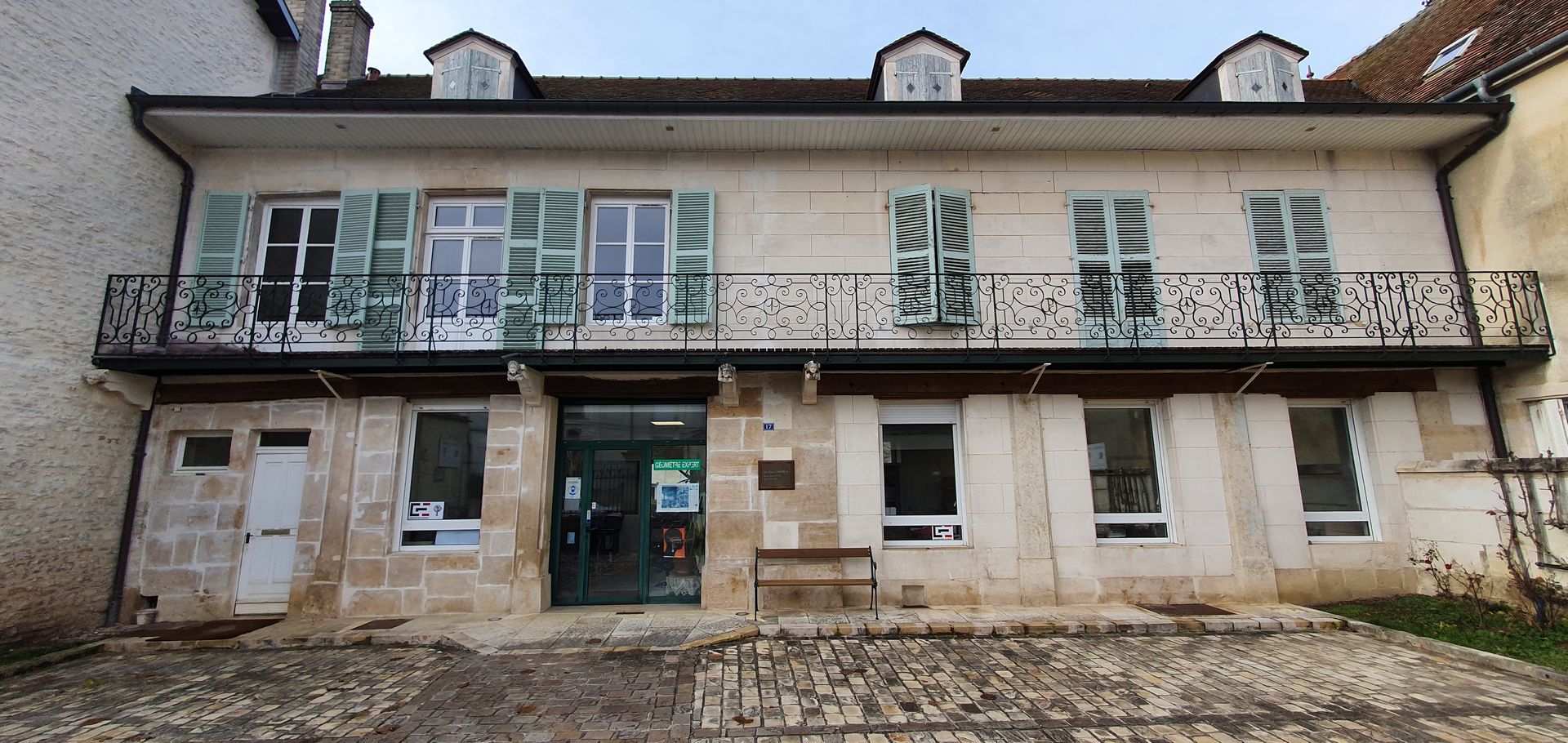 L'extérieur du vabinet de Langres.