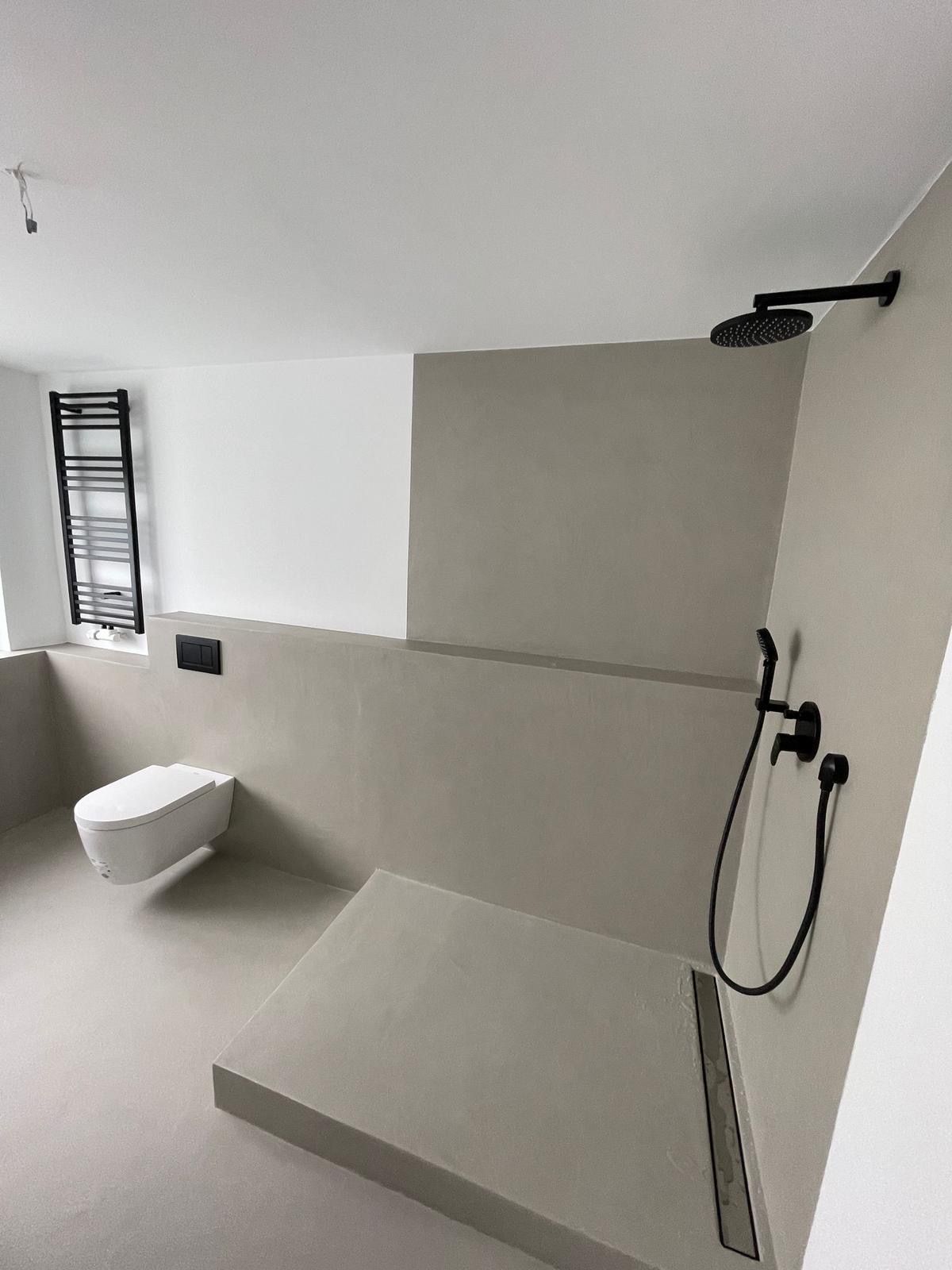 Ein Badezimmer mit Toilette und Dusche.