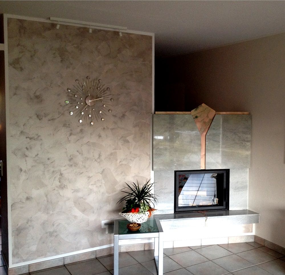 Ein Wohnzimmer mit Kamin und einer Uhr an der Wand