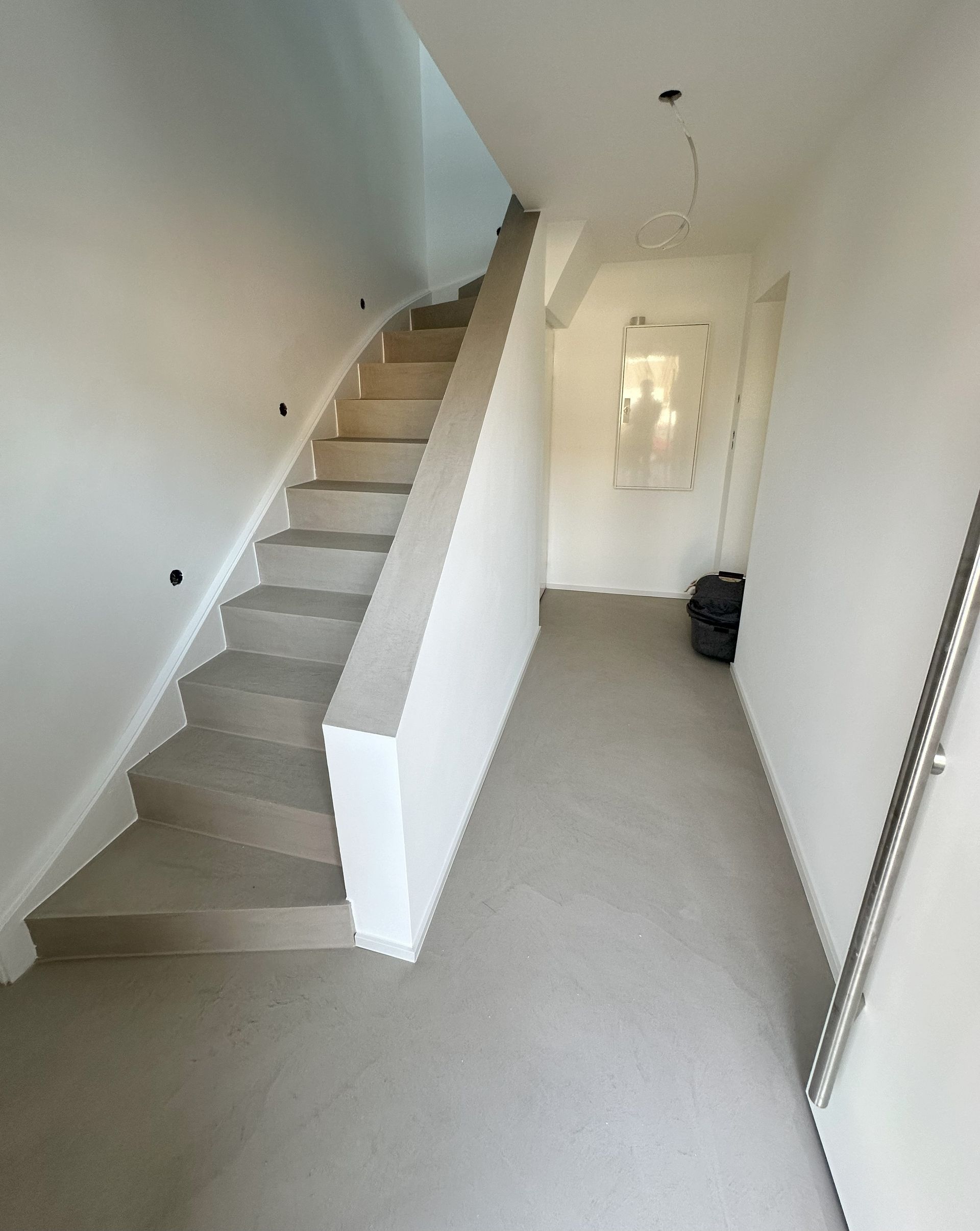 Ein Flur mit Treppe, die in den zweiten Stock führt