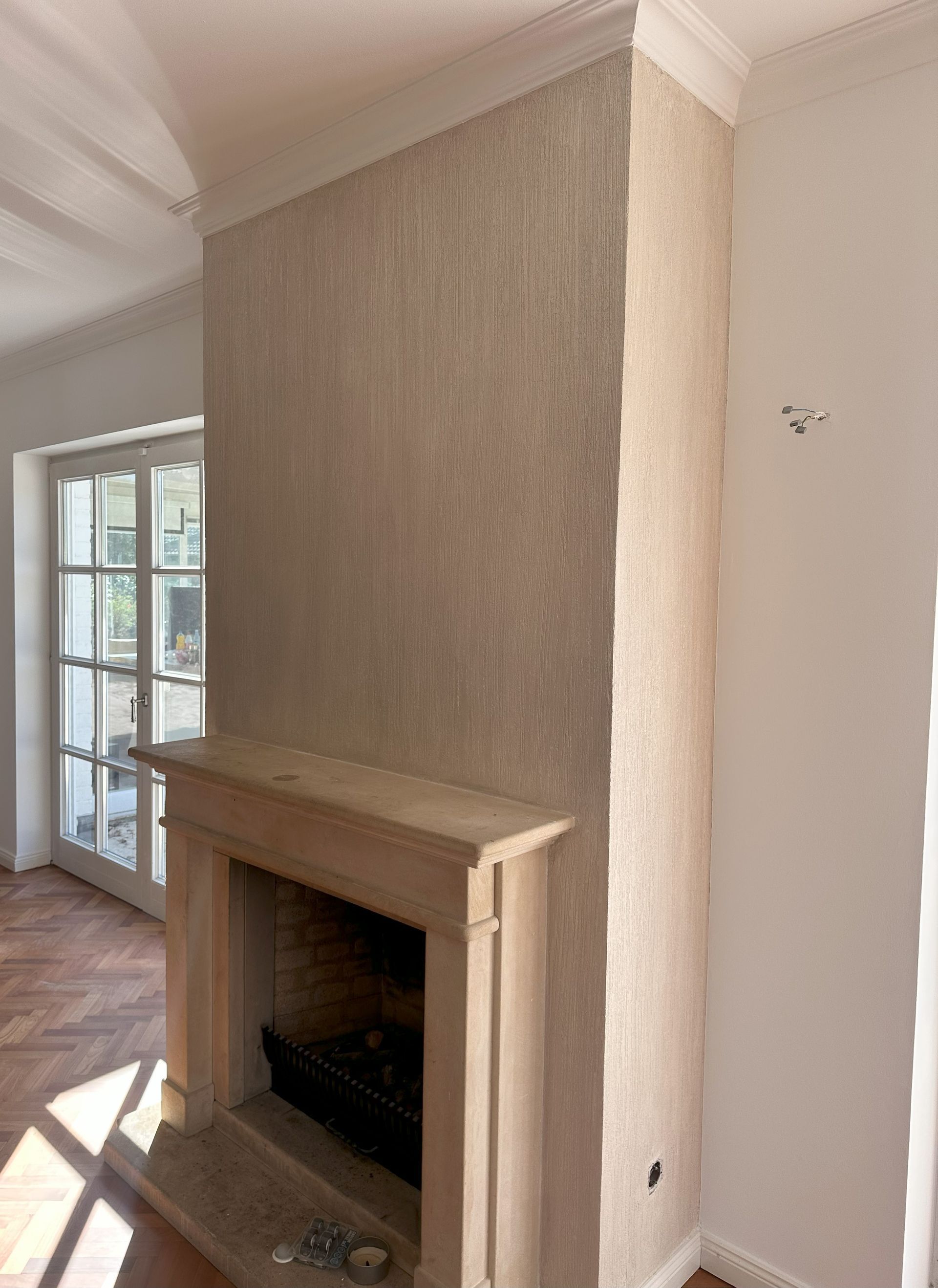 In der Mitte des Raumes befindet sich ein Kamin.