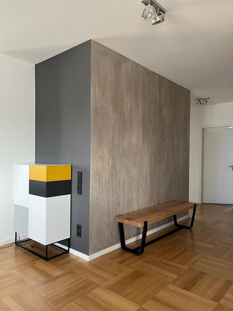 In der Mitte des Raumes steht eine Bank.