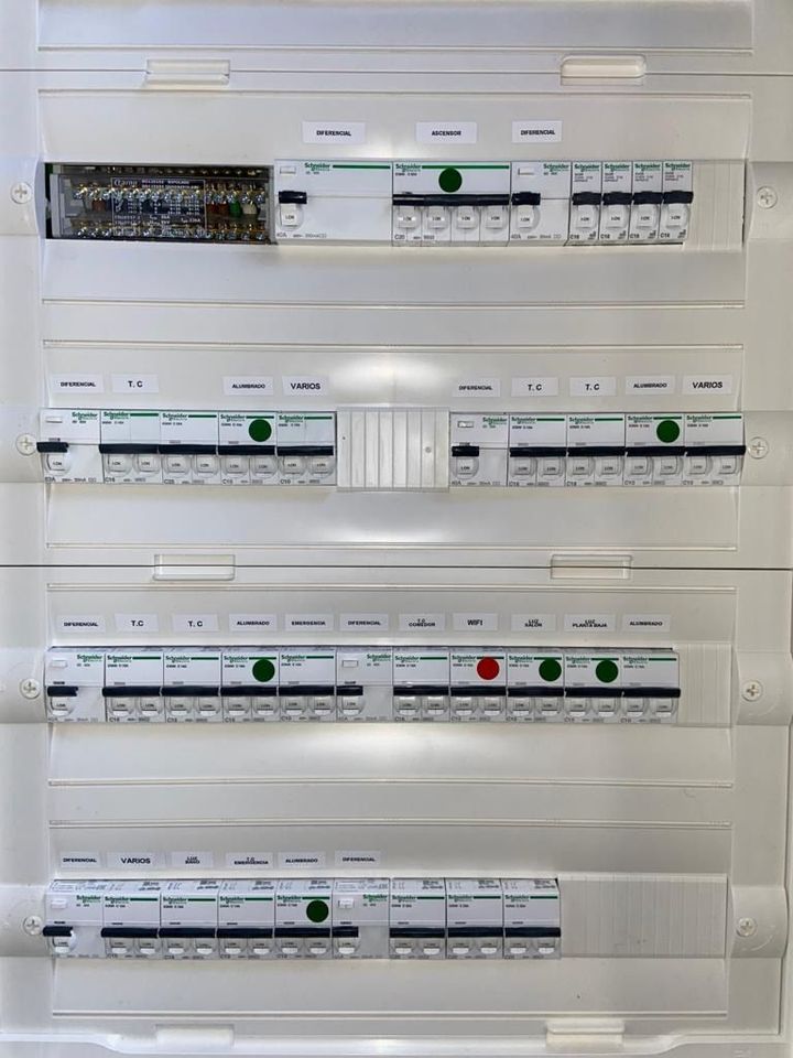 Un primer plano de una caja eléctrica con mucho equipo eléctrico en su interior.