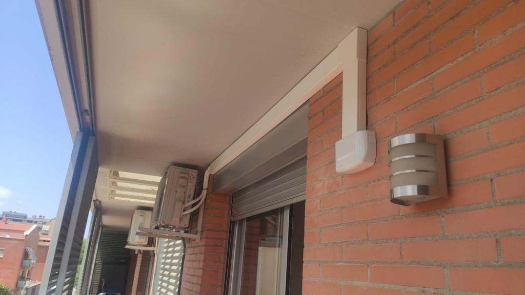 Un edificio de ladrillo con una luz en el costado.