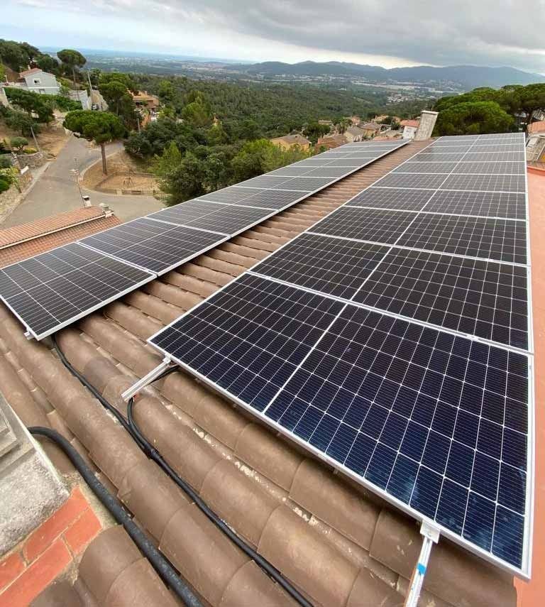Un techo con muchos paneles solares.