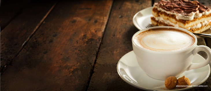 Kaffeetasse mit Stück Kuchen