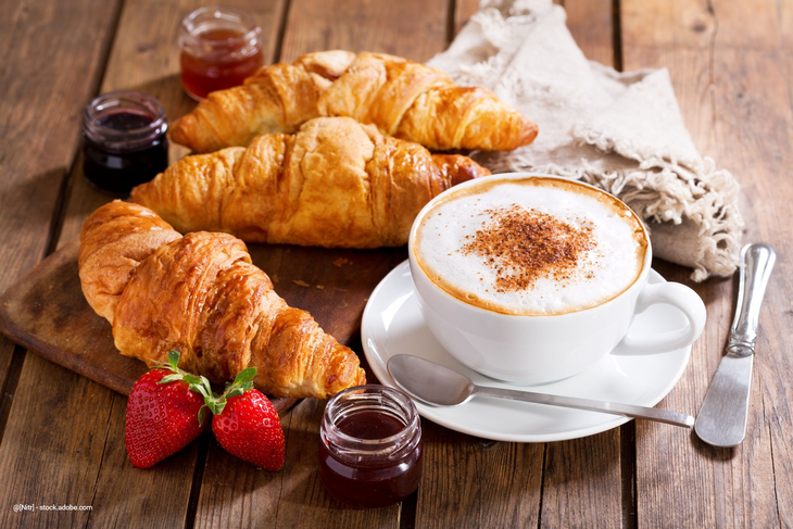 Frühstück mit Croissants und Kaffee