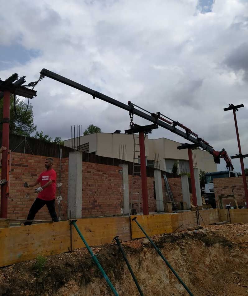 Un hombre que lleva una camisa roja que dice 'a' en ella