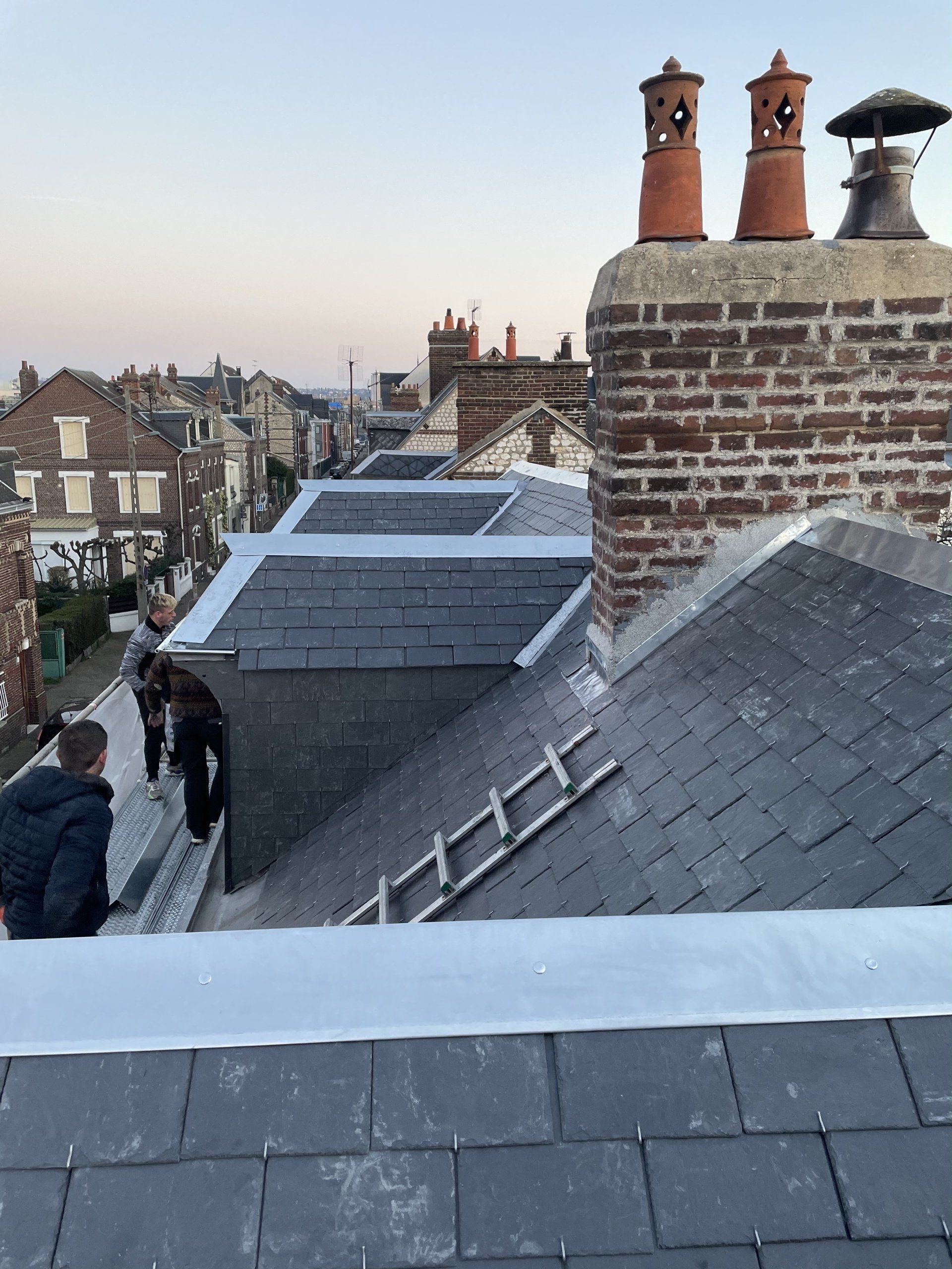 Équipe de couvreurs au travail