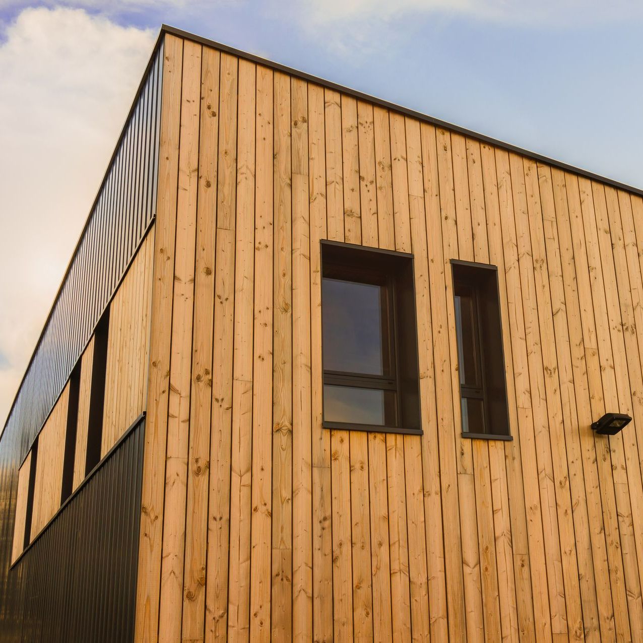 Bardage en bois sur une maison en cube