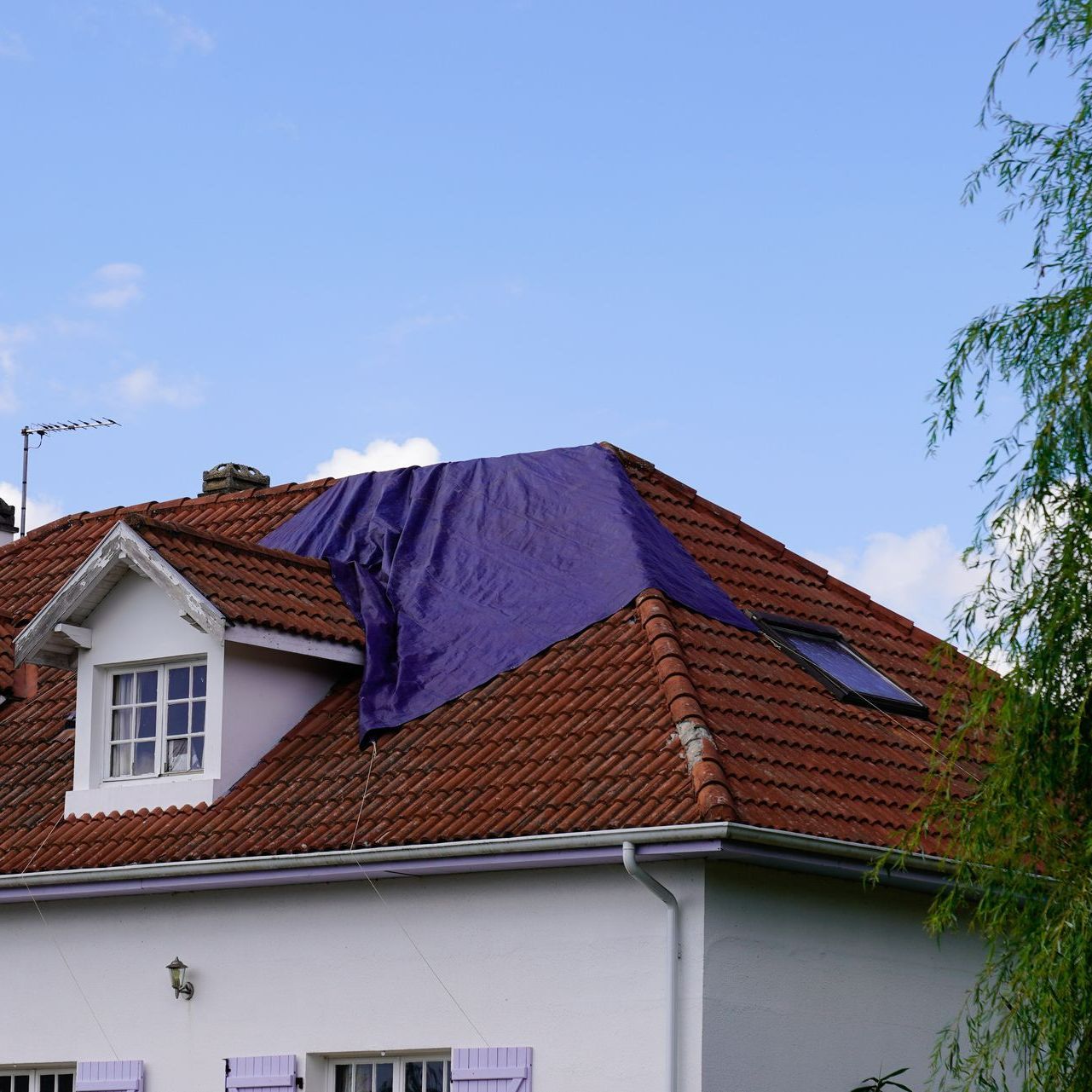 Toit couvert d'une bâche protectrice