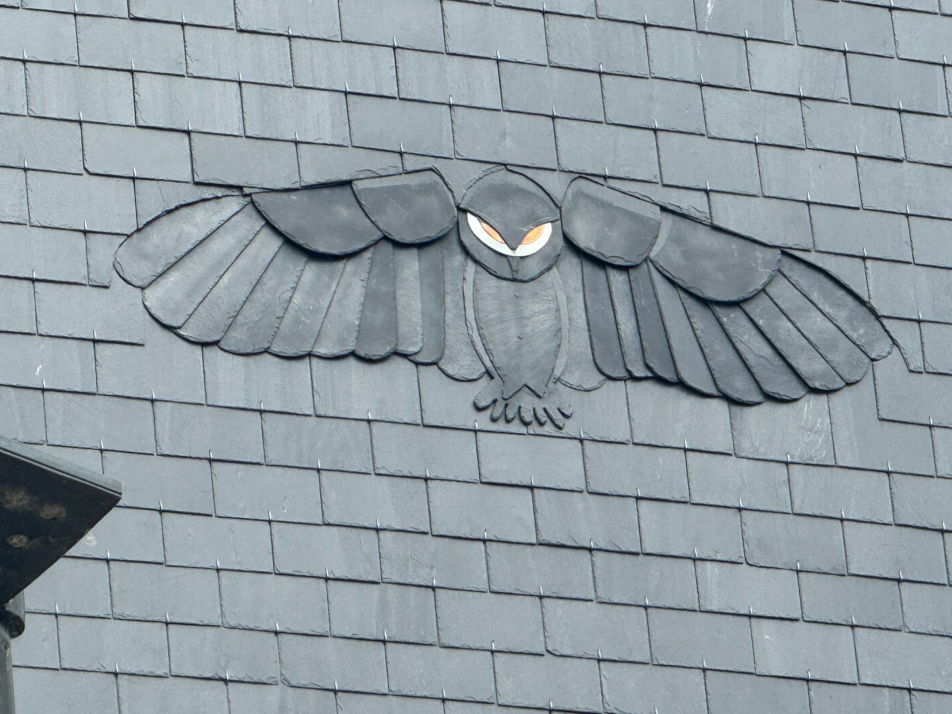 Chouette en ardoise créée sur une toiture