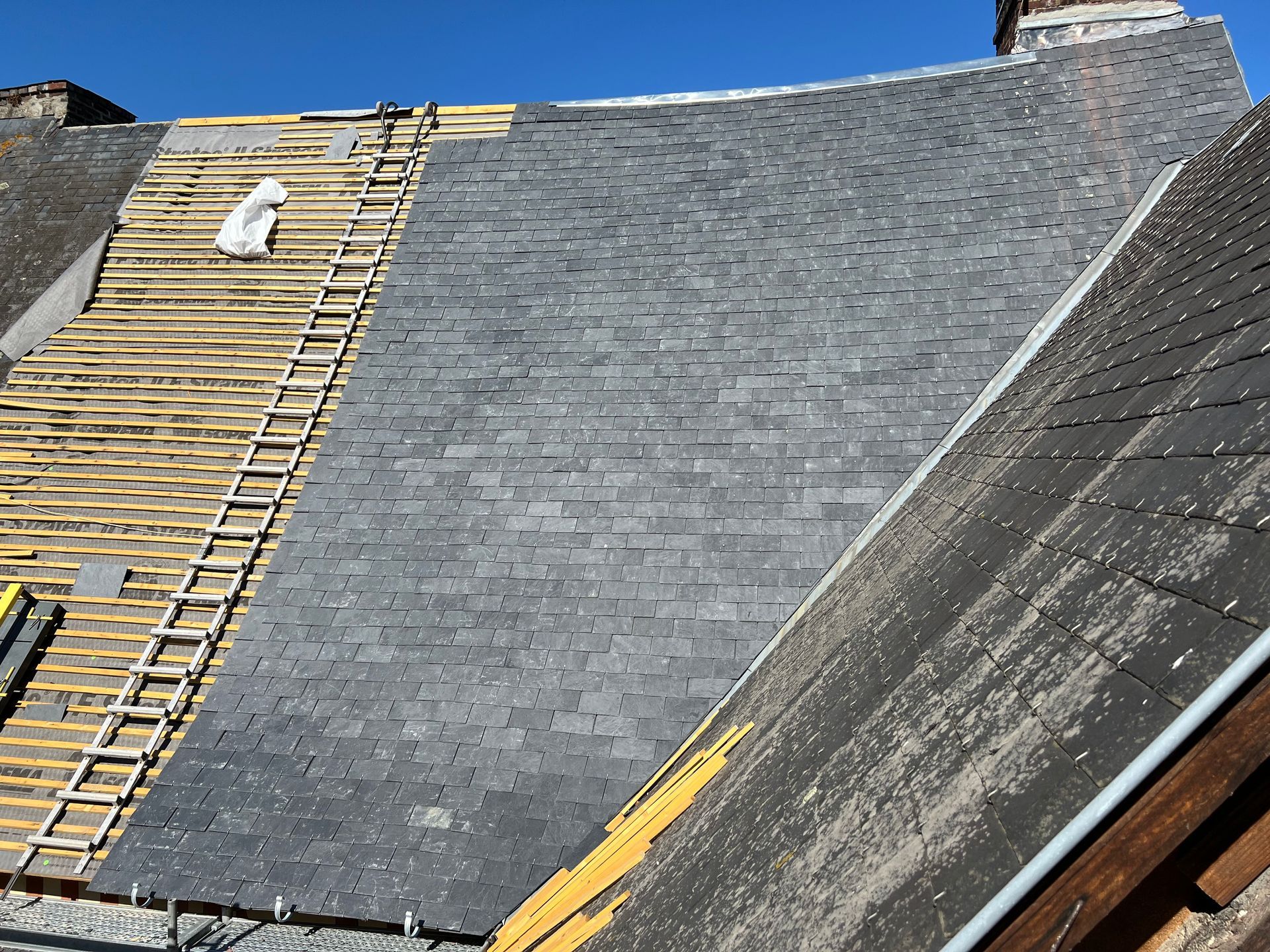 Toiture en ardoise en cours de rénovation