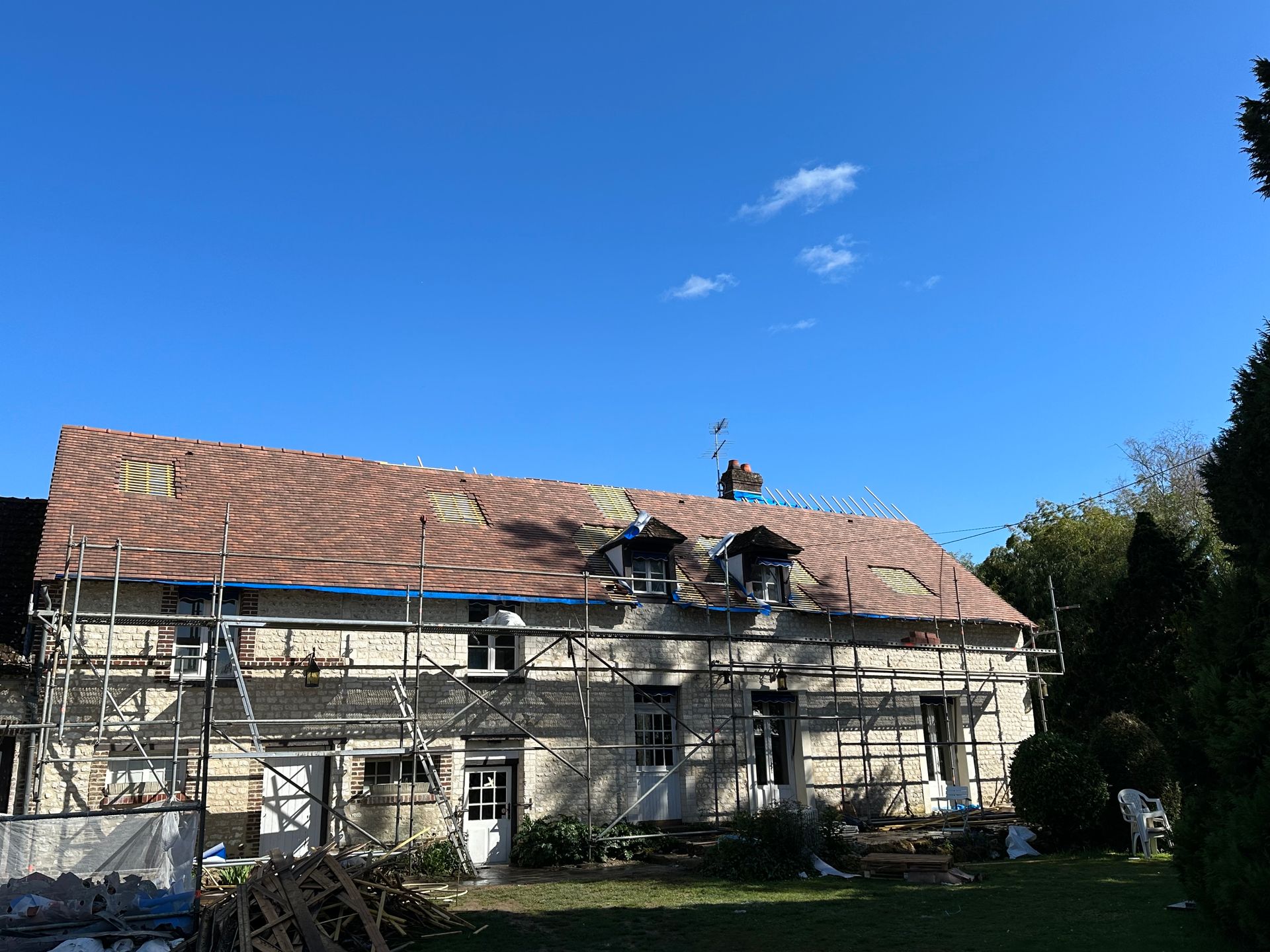 Échafaudage installé pour la rénovation d'une toiture