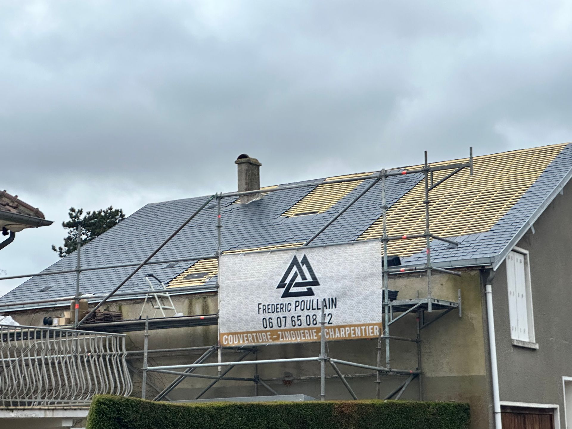 Échafaudage avec une bannière de l'entreprise