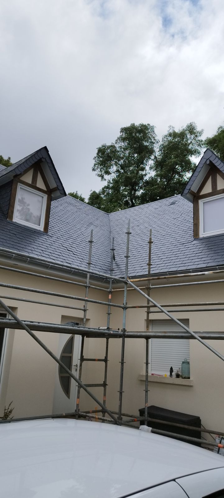 Échafaudages pour des travaux sur une toiture en ardoise