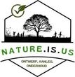 Een logo voor de natuur zijn wij met een boom en mensen in een veld.