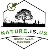 Een logo voor de natuur zijn wij met een boom en mensen in een veld.