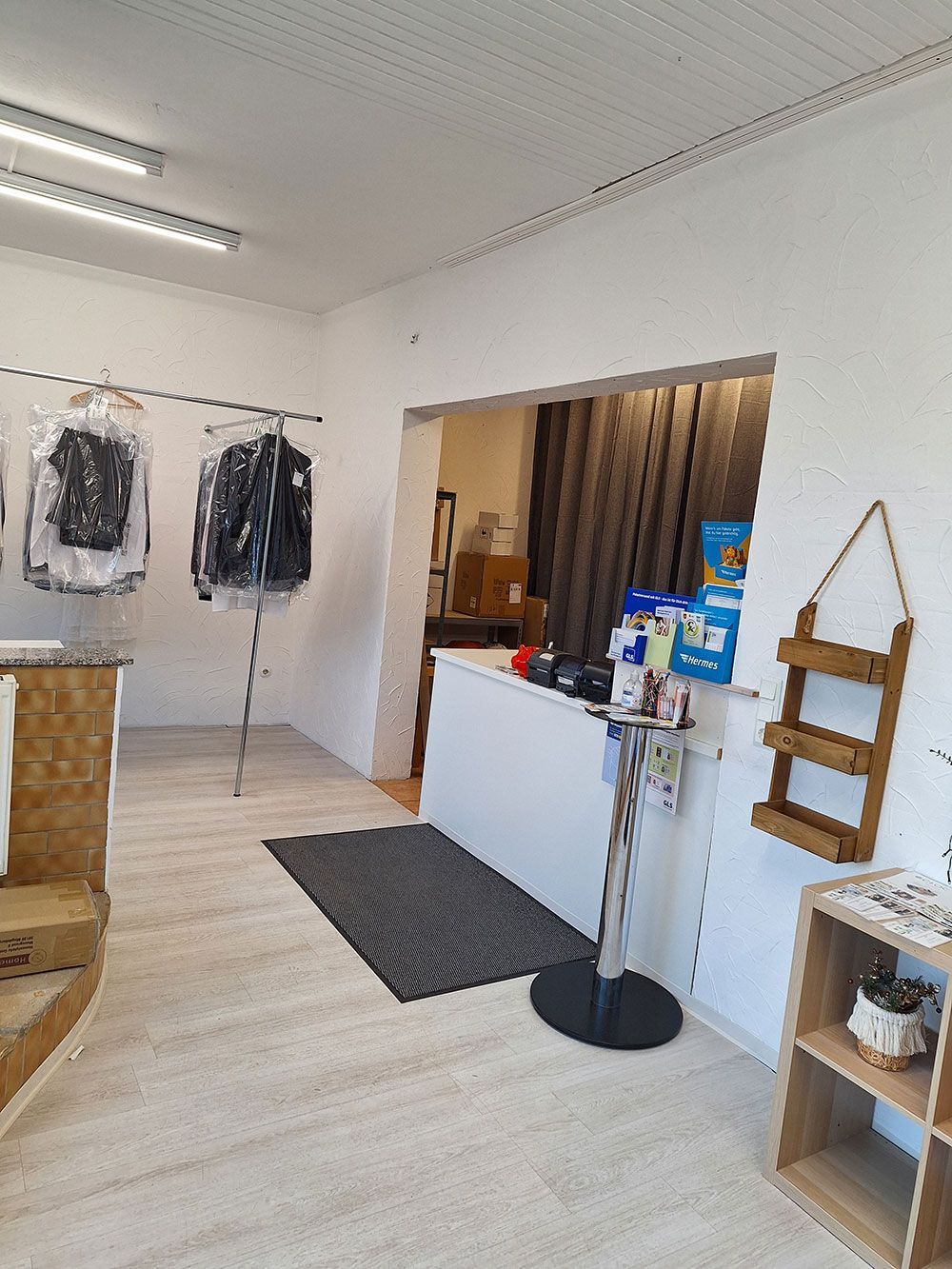 Ein Waschsalon mit Wäscheständern und einer Theke.