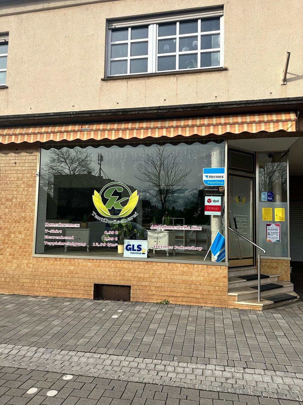 Eine Ladenfront mit einem Schild mit der Aufschrift „GLS“.