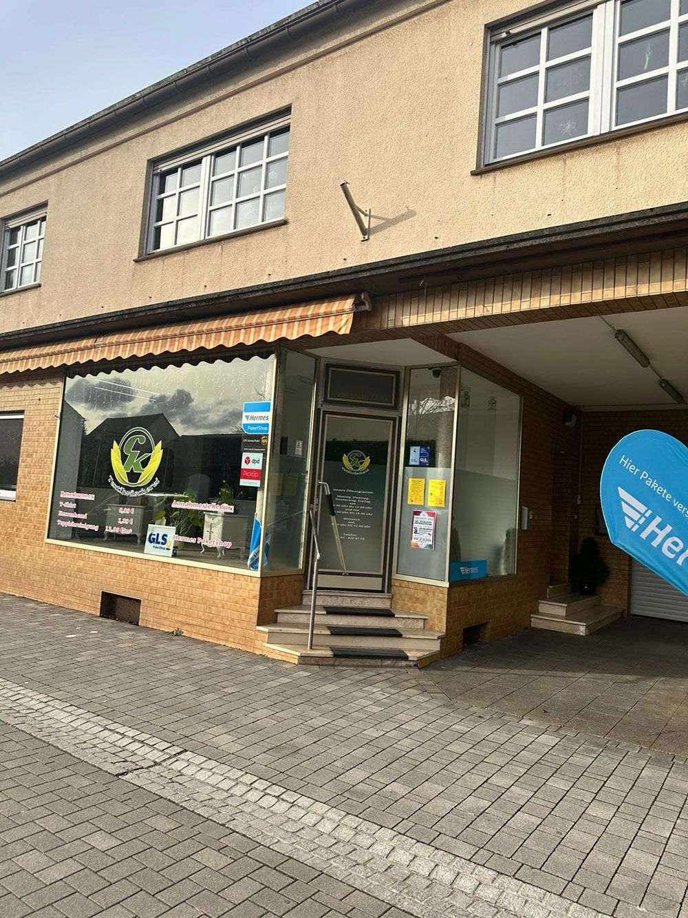 Ein großes Gebäude mit einem blauen Herzen davor.