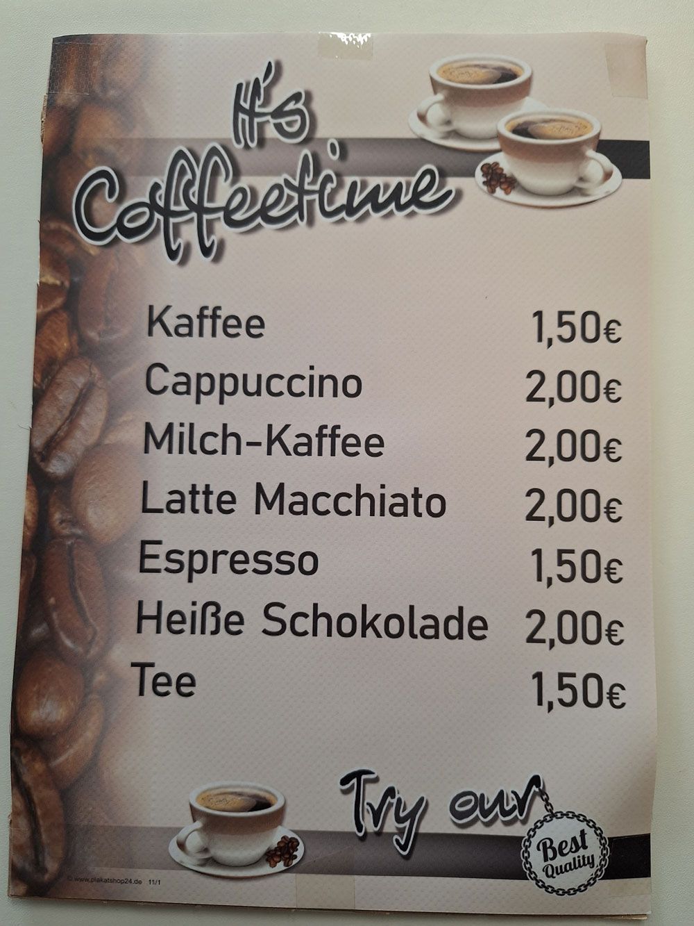 Ein Schild mit der Aufschrift „Es ist Kaffeezeit“.