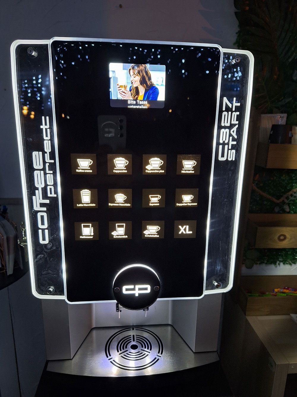 Eine Kaffeemaschine, auf der Kaffee perfekt steht