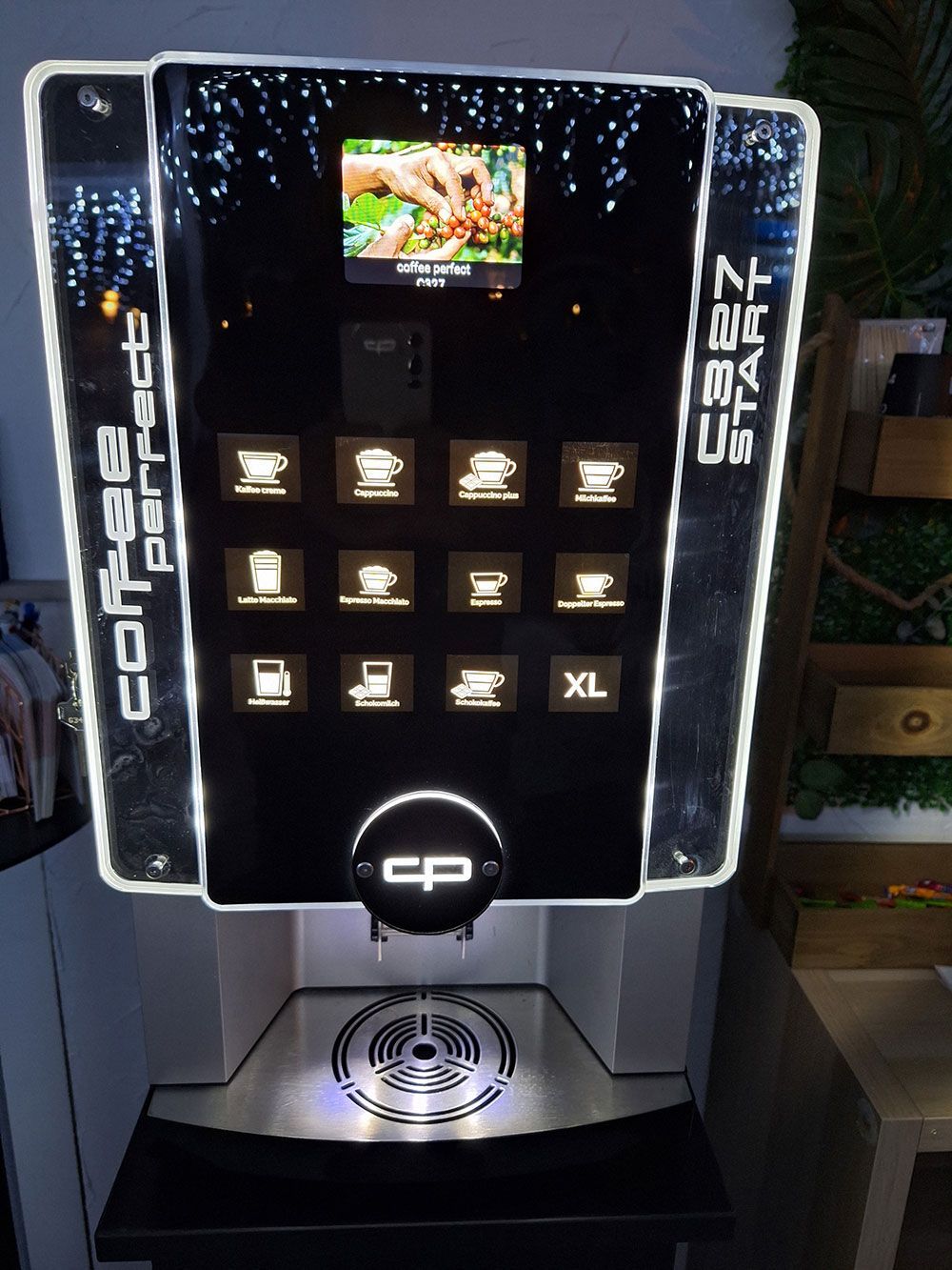 Eine Kaffeemaschine steht auf einem Tisch in einem Raum.