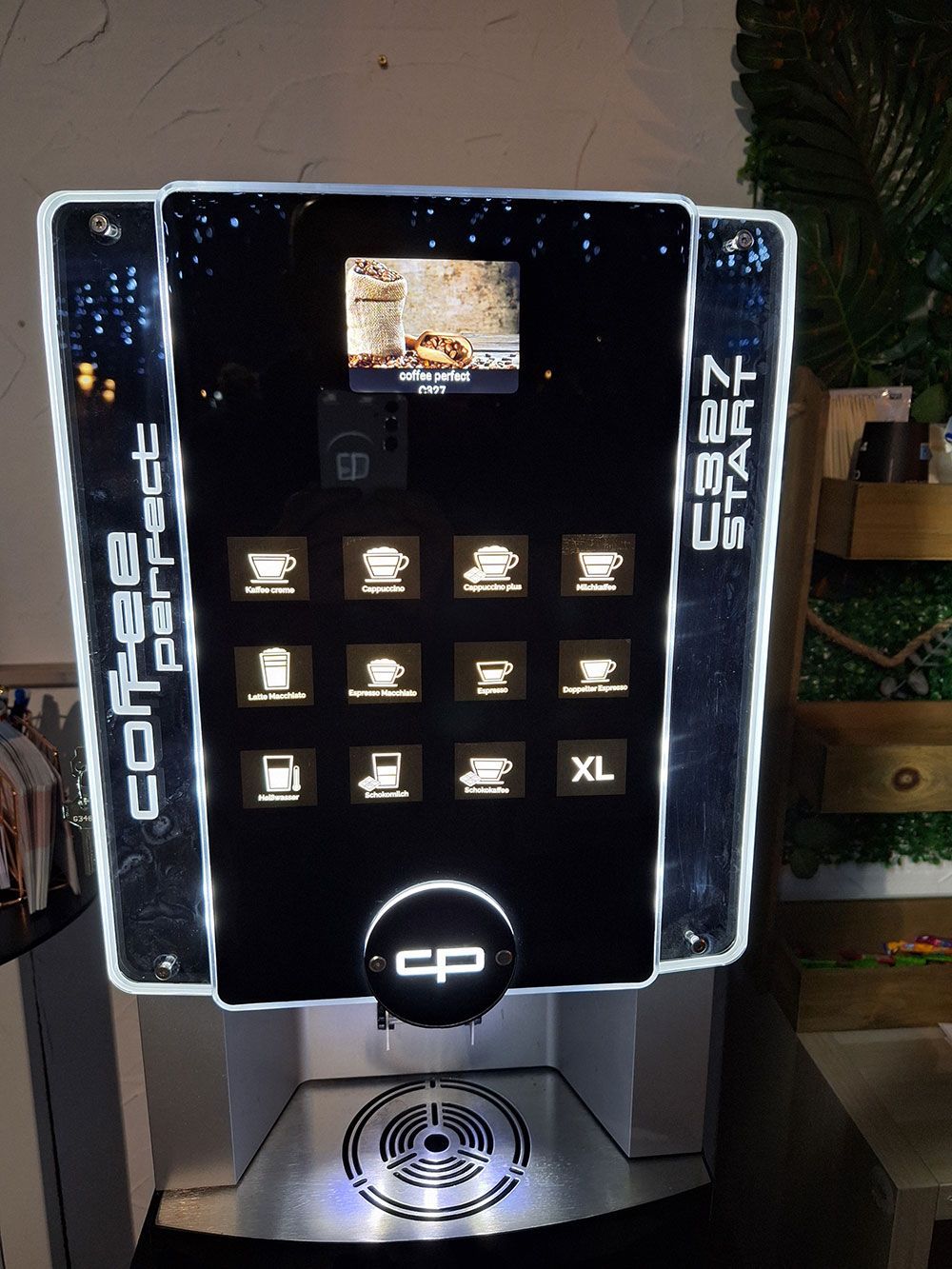 Eine Kaffeemaschine, auf der „cp“ steht