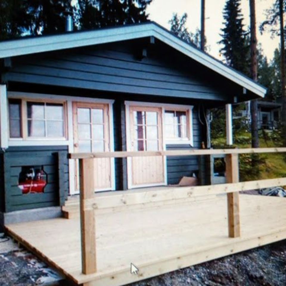 siniseksi maalattu puurakennus