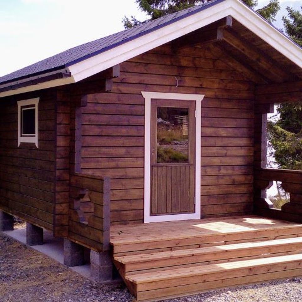 puinen aittarakennus ja portaat