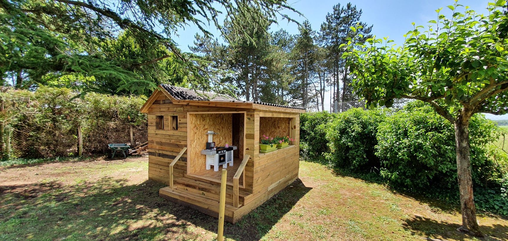 Cabane d'enfant dans un jardin