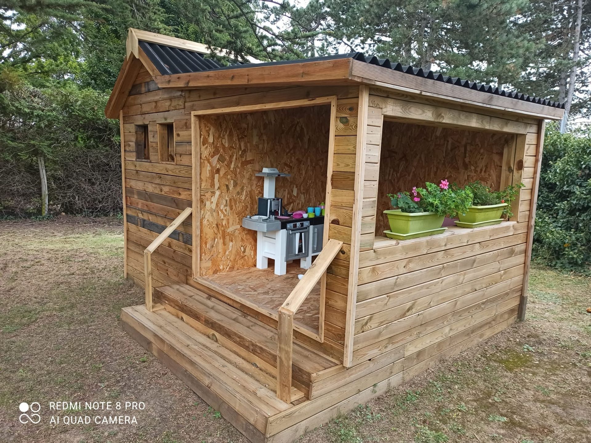 Une cabane avec des pots de fleurs