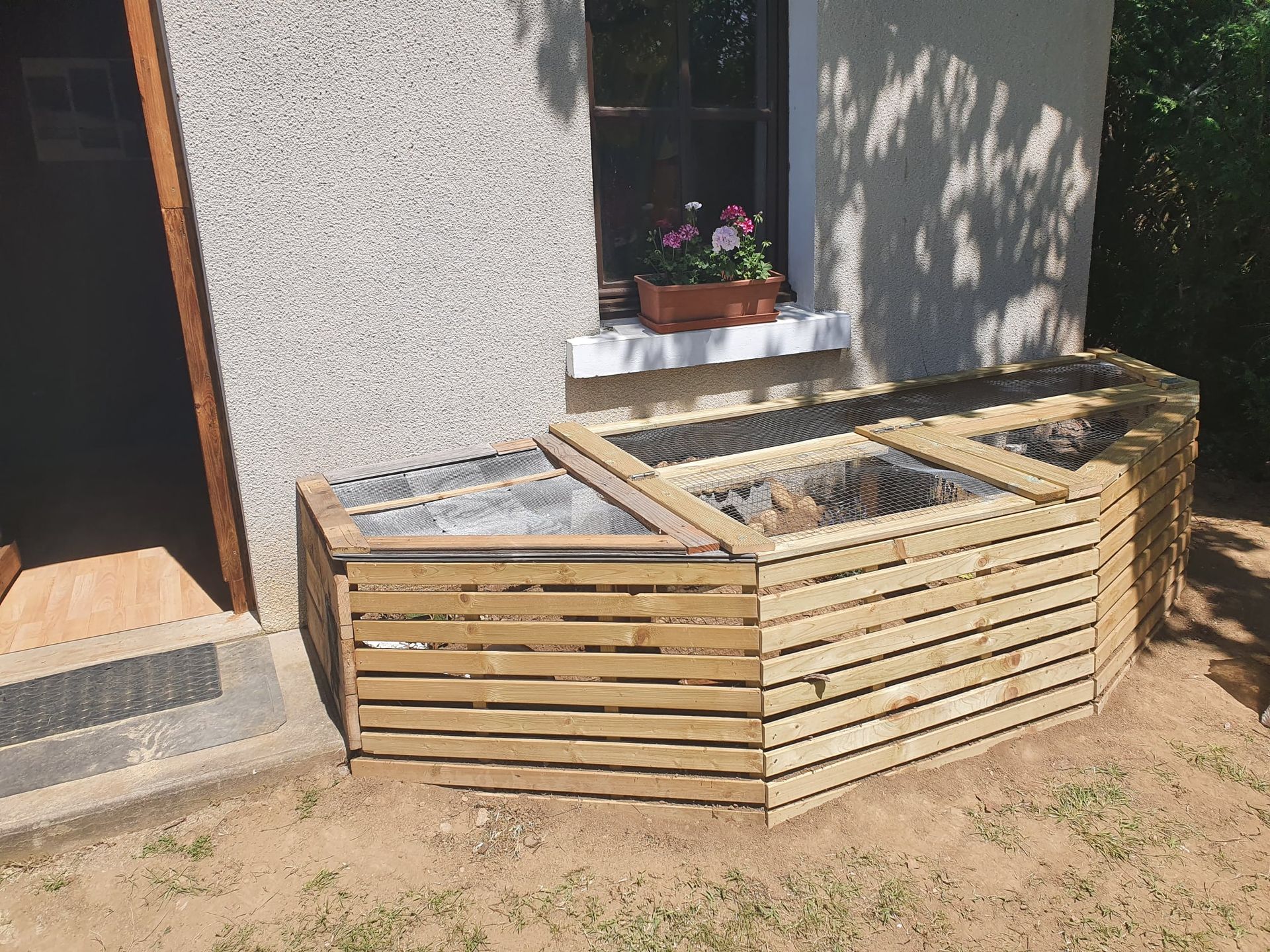 Cage à tortue sous une fenêtre