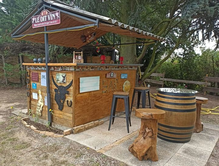 Un bar et des tonneaux