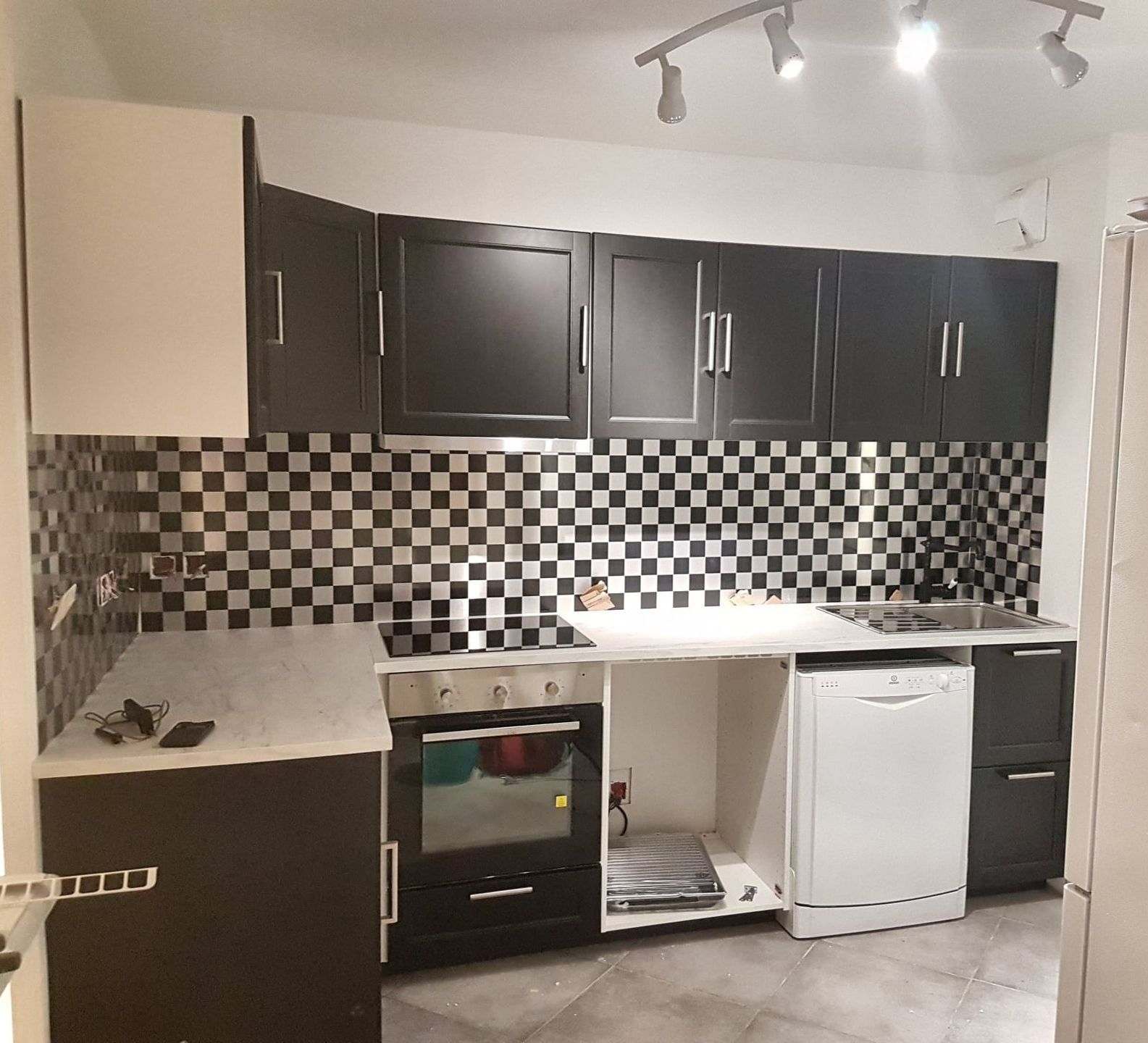 Cuisine neuve noire et blanche