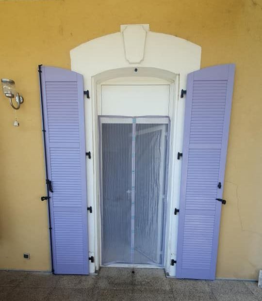 Des volets violets ouverts