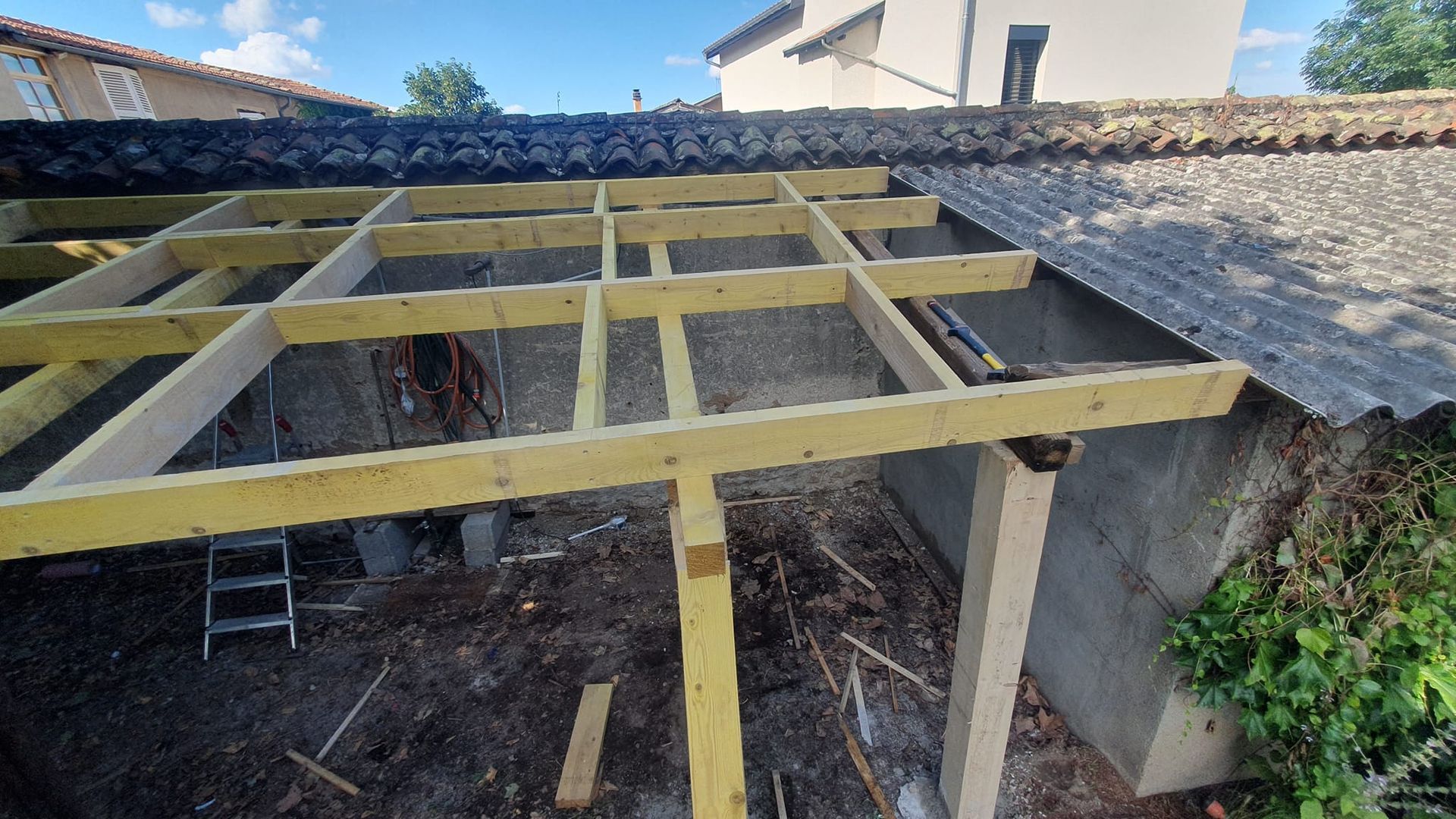 Construction de la charpente de l'abri de jardin