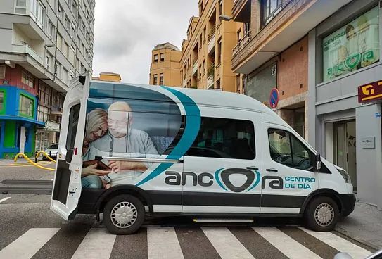 Una camioneta blanca está estacionada al costado de la carretera.